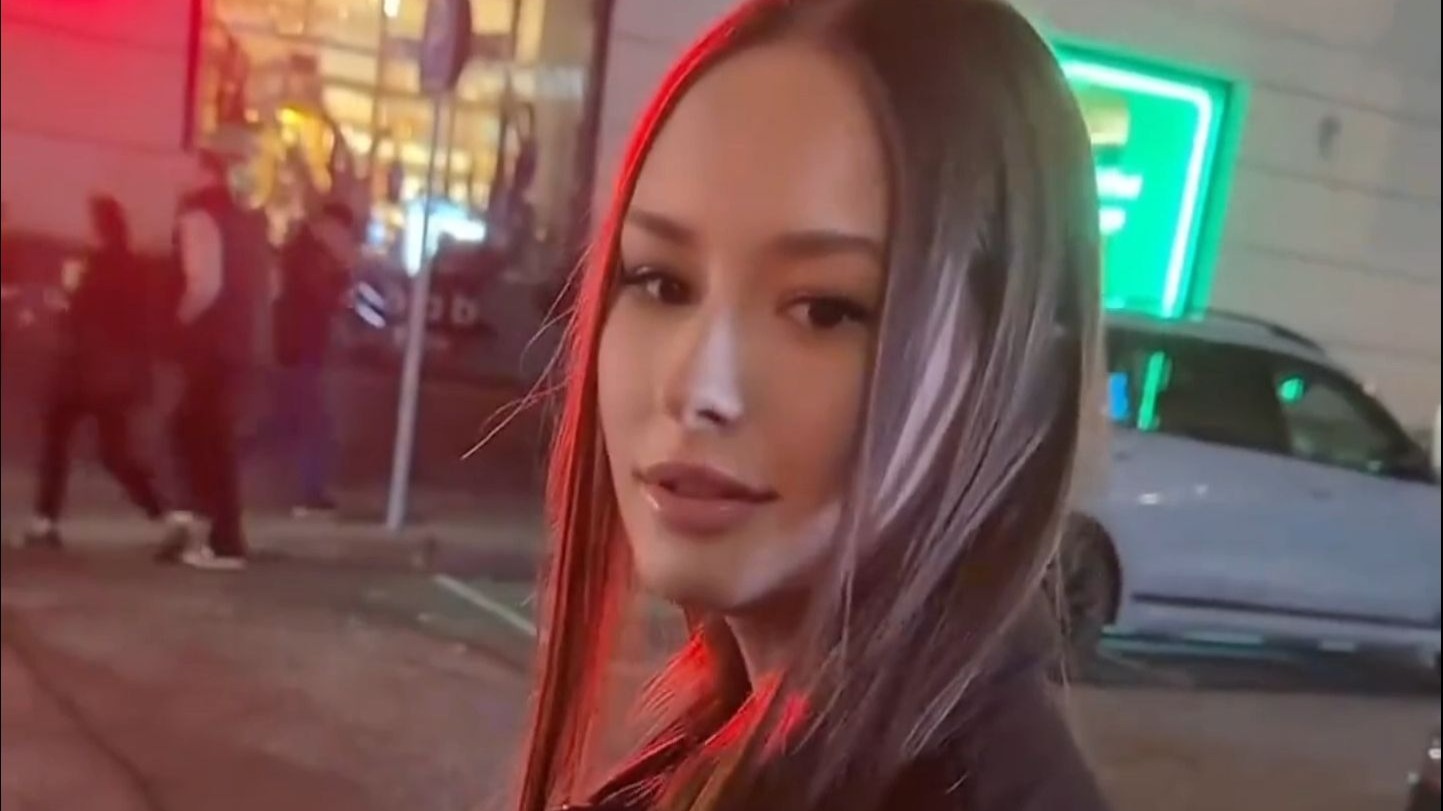 捷克街头搭讪-齐刘海蓝色卷发的飞机场瑜伽裤健身教练